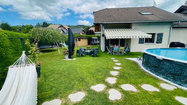 Petite maison familiale avec piscine à 10 min du lac d’Annecy