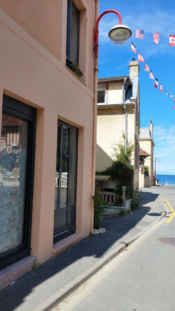 La jolie maison rose du bord de mer
