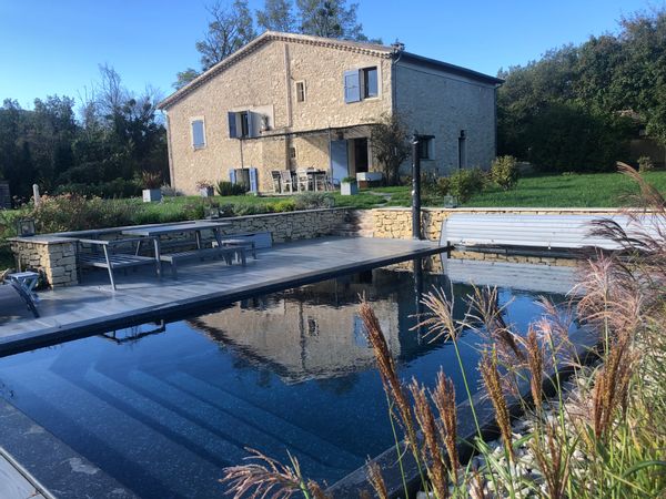 Aux portes du Luberon, votre maison de vacances avec piscine dans un parc naturel
