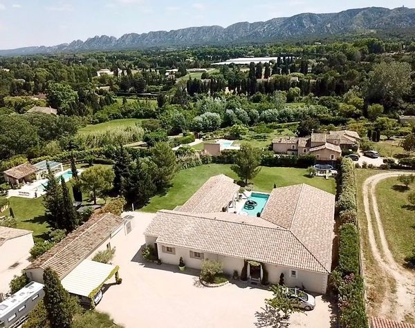 Maison de Caroline et de Guillaume à Saint-Rémy de Provence face aux Alpilles.