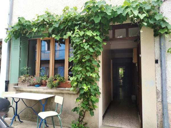 Ariège / Pyrénées : Maison de village typique avec balcons et cour
