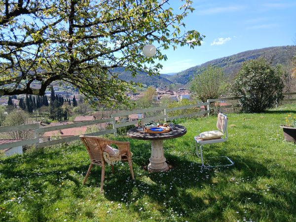 Vue exceptionnelle sur le Mas d’azil - terrasse et jardin