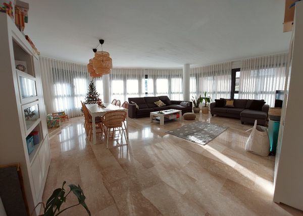 Duplex penthouse au centre d'une ville tranquille près de la mer Méditerranée