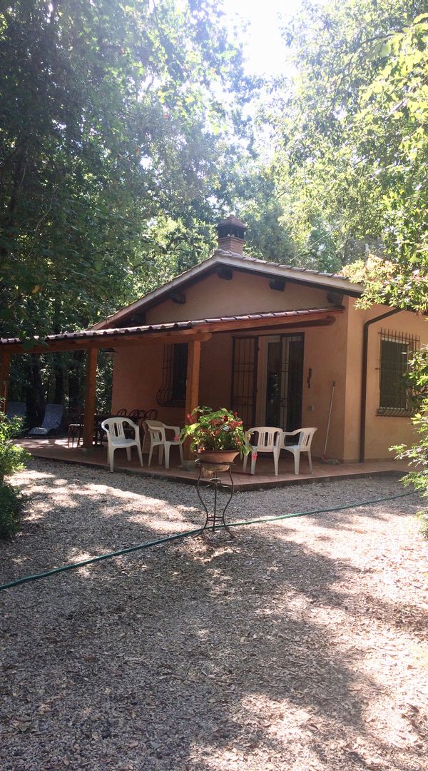 La Toscane : maison dans le bois, à 10 minutes des plages.