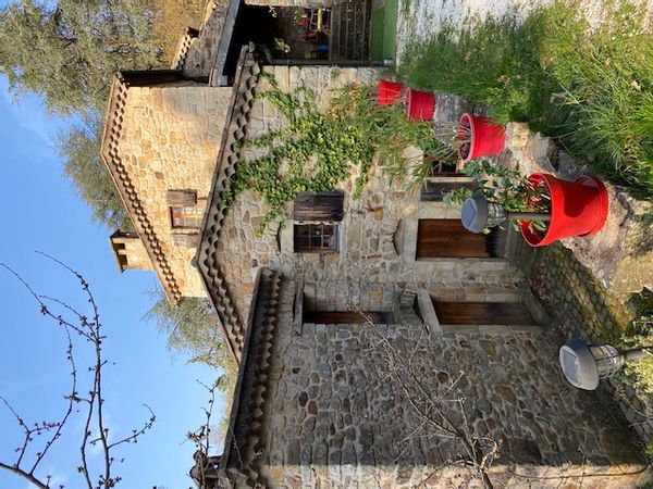 La maison de Nadine et Dominique, un coin de verdure où coule une rivière.