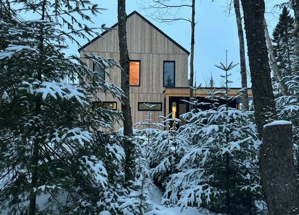 Maison scandinave nichée en forêt près de Mont-Tremblant