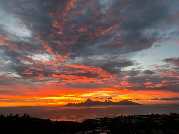 Vue mer immense sur l’île de Moorea. C’est absolument féerique ! Couchers de soleil magiques.