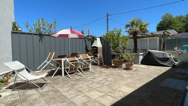 Grand appartement duplex lumineux avec terrasse de 80m2, à 15min à pied des plages