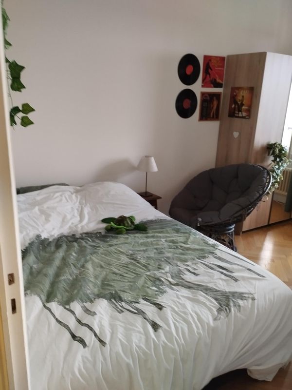 Chambre privée de Sébastien et Pauline à proximité de Fourvière avec place de parking gratuite.
