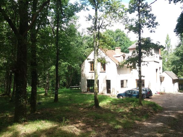 Une grande maison en pleine forêt de Sologne.