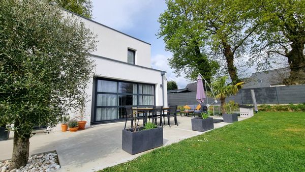 Entre terre et mer : maison proche de Vannes chaleureuse dans un écrin de verdure.