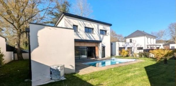 Contemporain, lumineux, au calme avec piscine au sein d’un lotissement privé, proche d'Angers