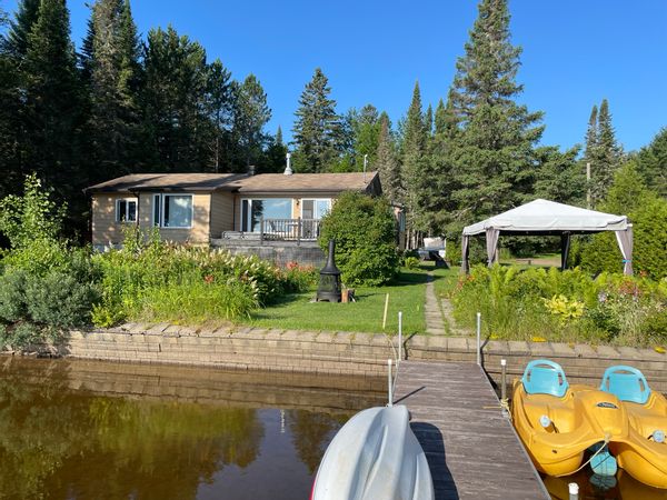 Chalet au bord du lac dans Les Laurentides