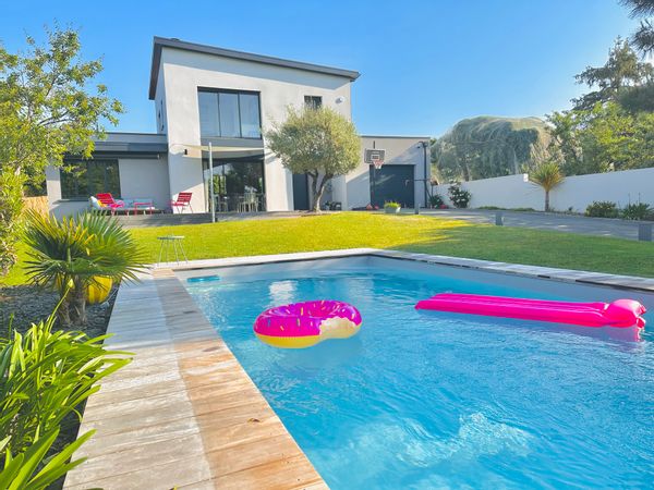 Spacieuse et lumineuse maison contemporaine à 5 min de la Loire,piscine chauffée de juin à septembre