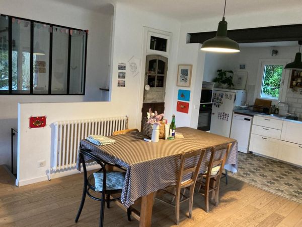 Chambre dans maison avec piscine