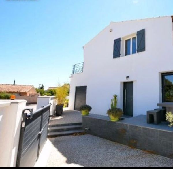 Maison familiale moderne sur la côte d'Azur avec piscine chauffée