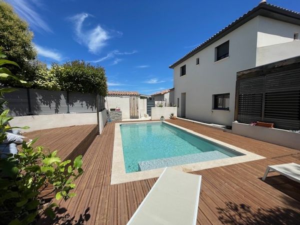 Belle villa dans un charmant village typique du Languedoc près de la mer Méditerrannée.