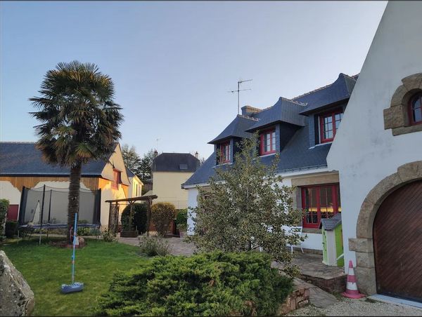 Maison avec jardin, piscine et spa dans un village côtier