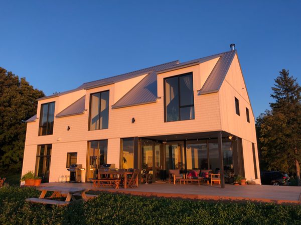 La maison de C&O sur l'île d'Orléans: entre ciel et fleuve