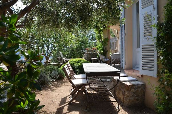 Paisible maison de village en Balagne avec terrasses, jardin, et vue sur les villages corses.