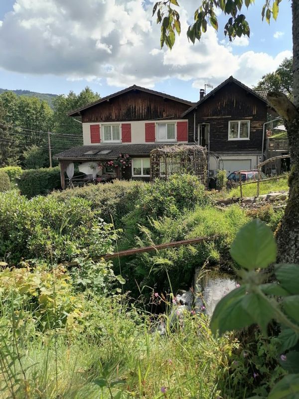 MAXI GÎTE DU CLOS DU RUISSEAU, 4 ch. , environ 150 m2,, pour 9 personnes au maximum. FAC. MENAGE 80€