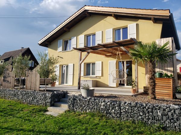 La maison de Nicolas et Djamila, à 5 min à pieds du bord du lac