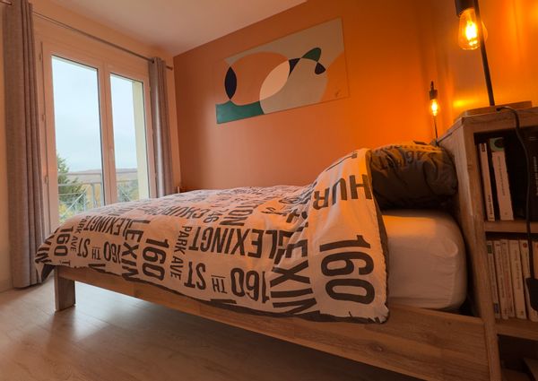 La chambre privée de Florent avec sa salle de bain