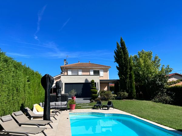 Maison familiale avec piscine et jacuzzi à Reyrieux