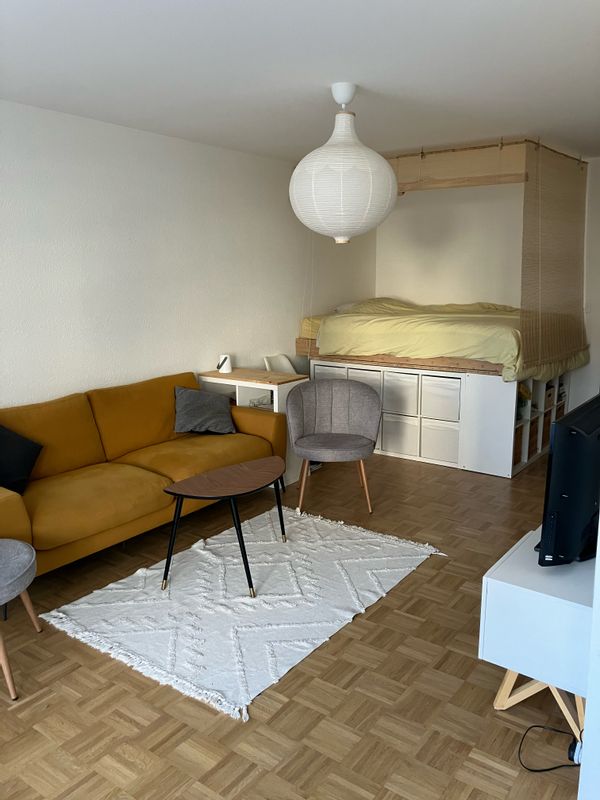 Une chambre avec un lit simple
