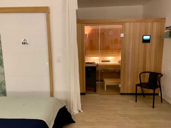 Chambre indépendante avec SDB privée + sanarium (mix entre sauna et hammam) et fauteuil de massage