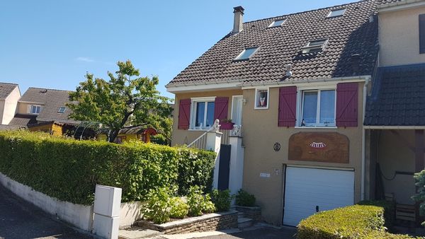 .Maison individuelle dans petit lotissement calme A 15 Kms30 Kms de Lyon , 01H00 de Lyon