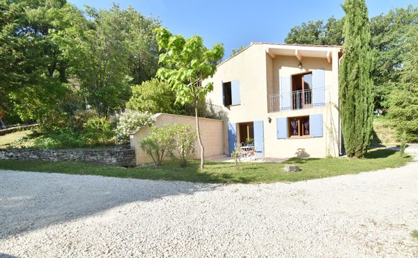 Logement en Provence 2/4 personnes au calme campagne et piscine