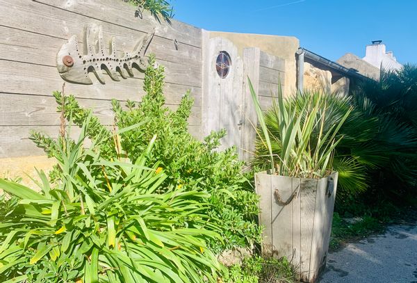 Petite maison en pierres à deux pas de la plage de donnant