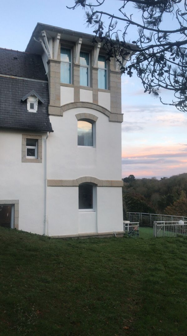 La tour de Castel Beach