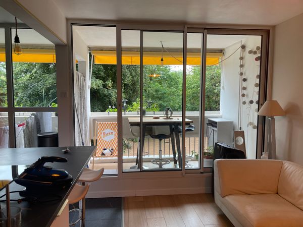 Appartement 3 chambres dans un parc de verdure avec vue sur Lyon et les Alpes . Lyon à vos pieds