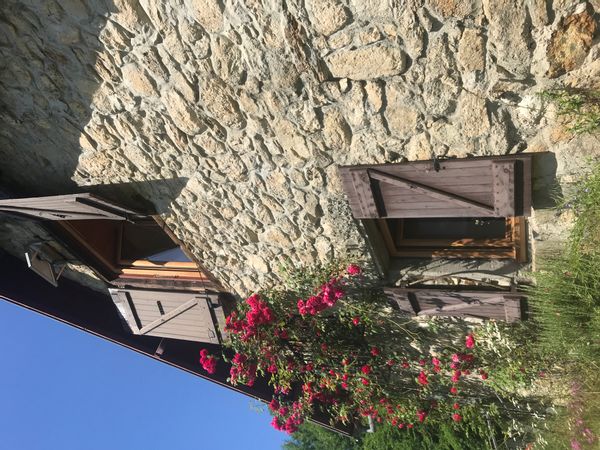 Maison typique ariégeoise surplombant la vallée de Massat : chevaux dans le pré et jardin généreux !