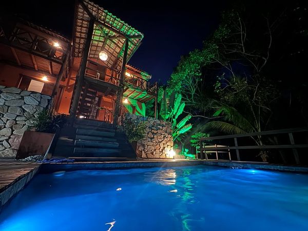 Maison tropicale à Bahia, entre mer, forêt et station à la mode. Pierre et Jaqueline