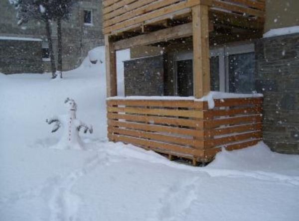 Appartement neuf à 150m des pistes de ski avec un jardin privatif idéal pour les enfants, tranquillité, vue et très confortable
