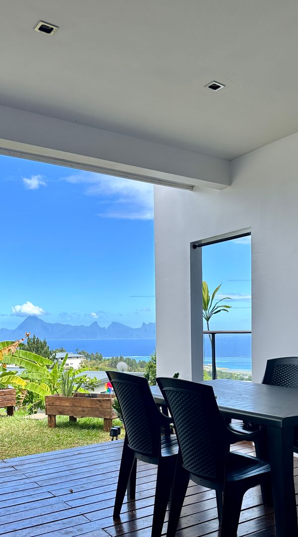 Maison moderne sur les hauteurs, vue Moorea