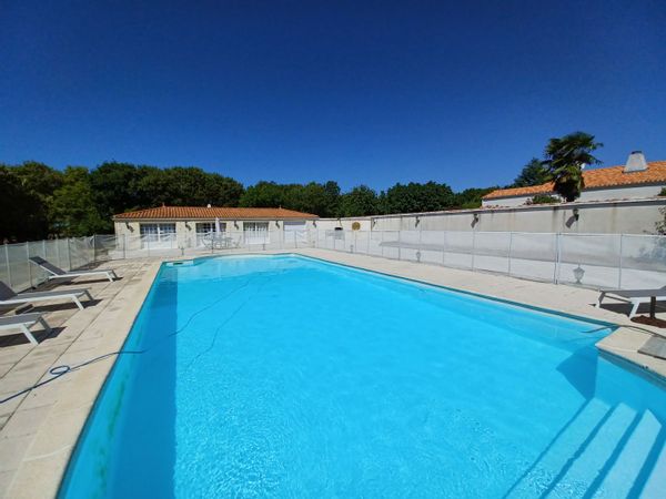 Prés de La Rochelle, des plages, jacuzzi et campagne :-)