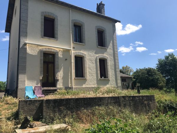 Grandes maisons situées dans une impasse en face du chemin de fer