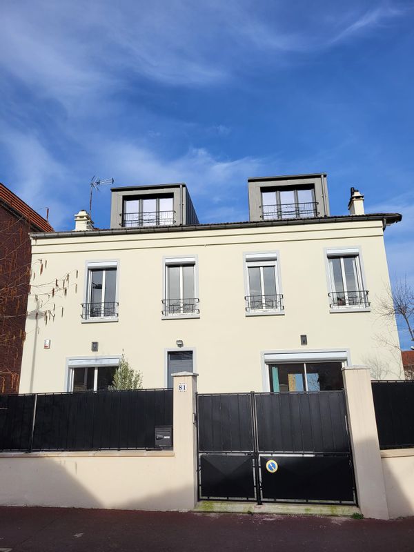 Grande maison familiale avec piscine à côté de Paris