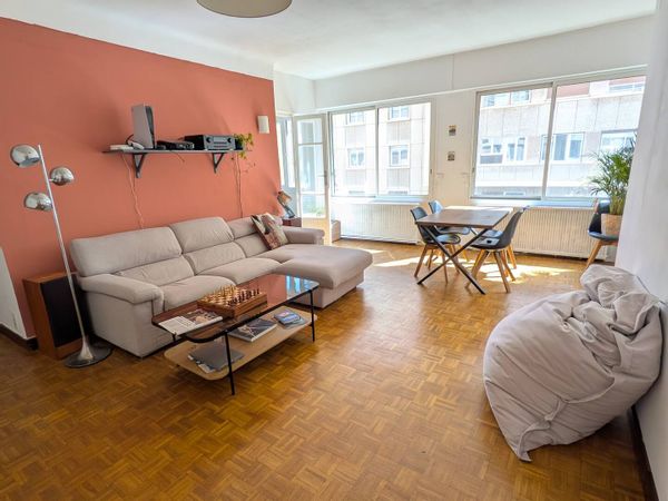 Bel appartement de 80 m² situé sur la place de Lenche, entre le Panier et le vieux port.