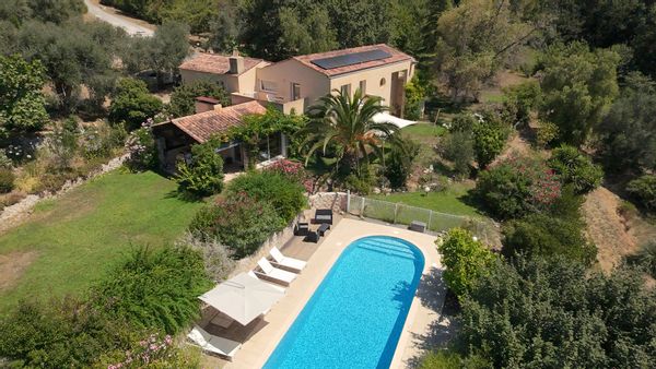 La villa de Séverine, au calme avec grande piscine