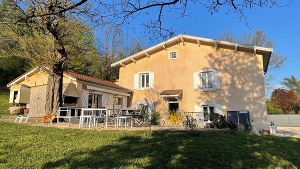 Grande maison très proche de LYON
