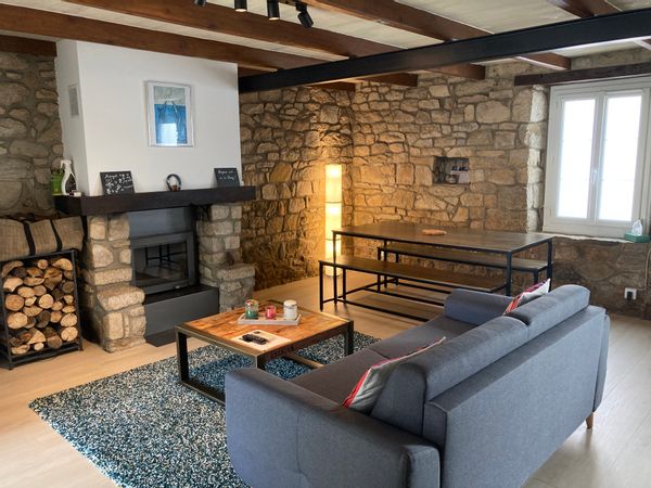 Maison en pierre au cœur d’un village breton