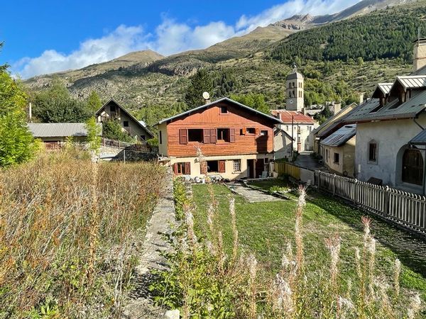 Maison au calme vue montagnes avec grand jardin. Station serre chevalier