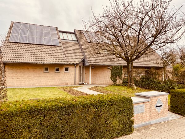 Villa familiale spacieuse dans un environnement verdoyant près du centre-ville