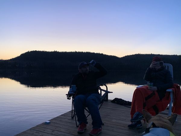 Charmant chalet au bord du lac Gareau. Pedalo, ponton et paddle board disponibles