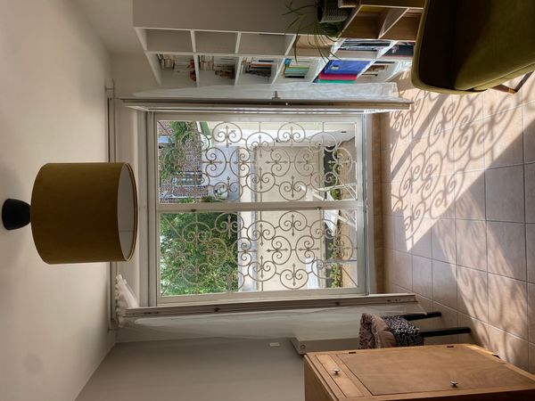 Mon appartement est à proximité de Paris. Il est bien isolé, spacieux et lumineux.